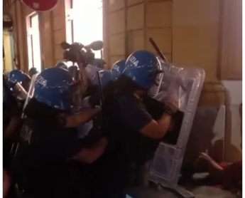 Galleria foto 'Al comizio di Meloni scontri tra Polizia e manifestanti' - foto 1