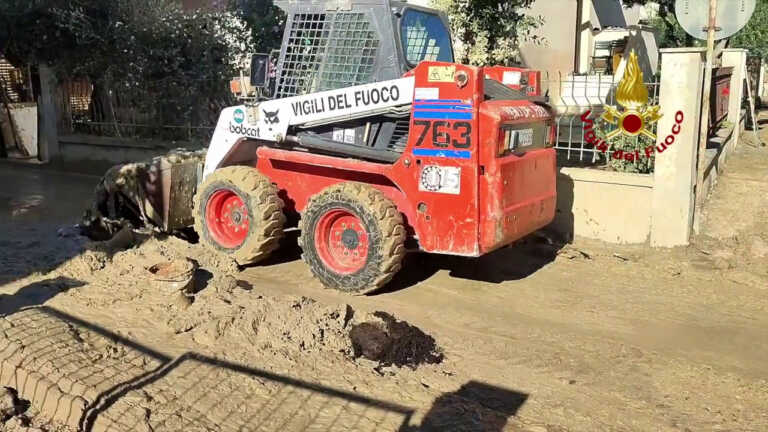 Galleria foto 'Alluvione Marche, Vigili del Fuoco al lavoro per sgomberare le strade' - foto 1