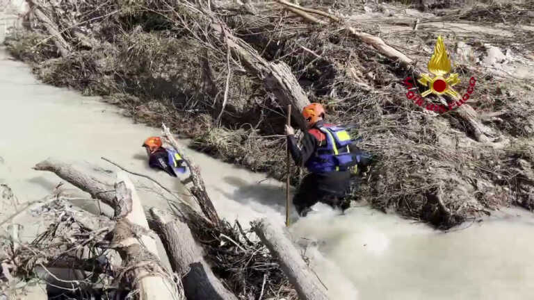 Galleria foto 'Alluvione nelle Marche, 400 vigili del fuoco impegnati nei soccorsi' - foto 1