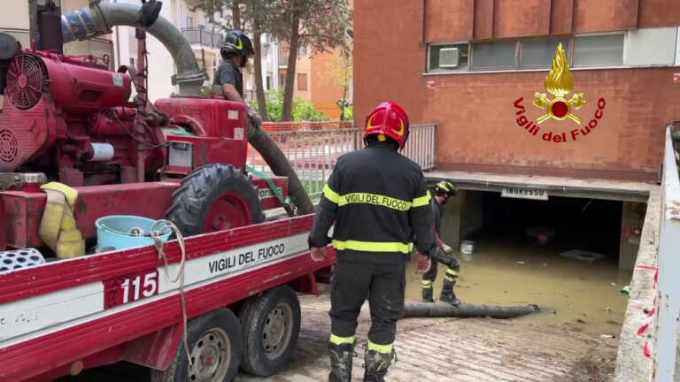 Galleria foto 'Alluvione nelle Marche, vigili del fuoco svuotano garage allagato' - foto 1