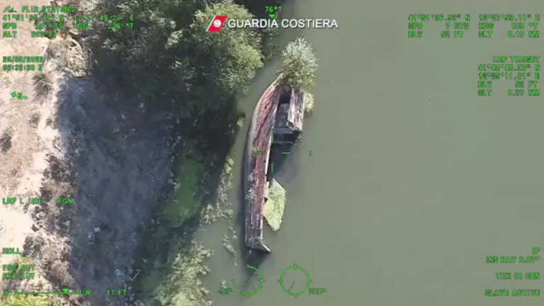 Galleria foto 'Ambiente, sorvolo sul Tevere per monitoraggio relitti a Roma' - foto 1