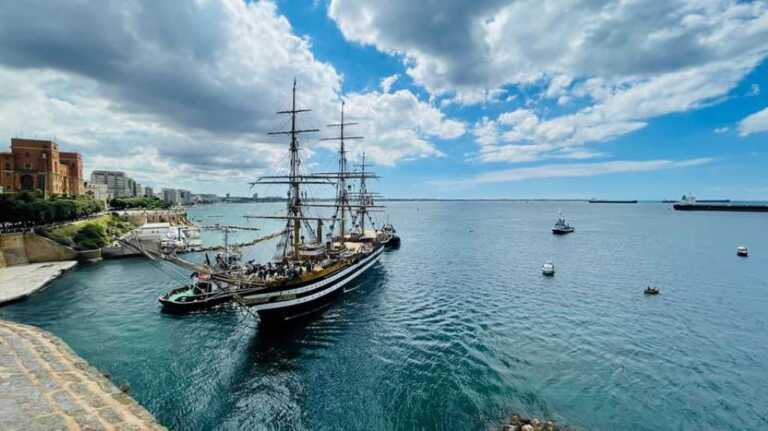 Taranto riabbraccia la nave Amerigo Vespucci dopo 2 anni