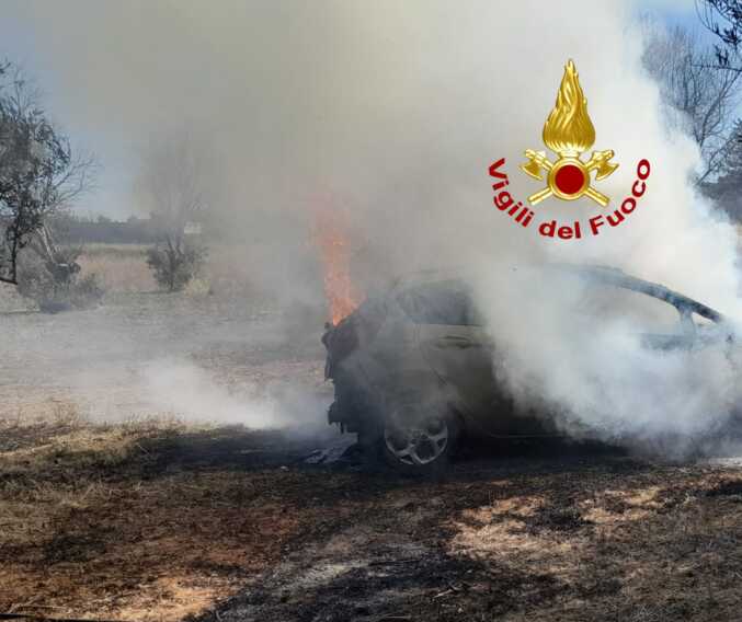 Galleria foto 'Gallipoli, brucia le sterpaglie e s’incendia l’auto: soccorso un 60enne' - foto 1