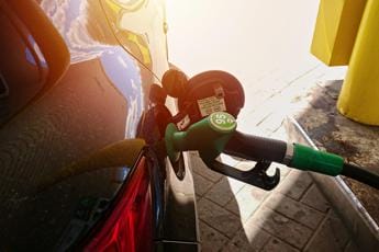 Galleria foto 'Benzina e diesel, prezzi carburanti in calo oggi in Italia' - foto 1