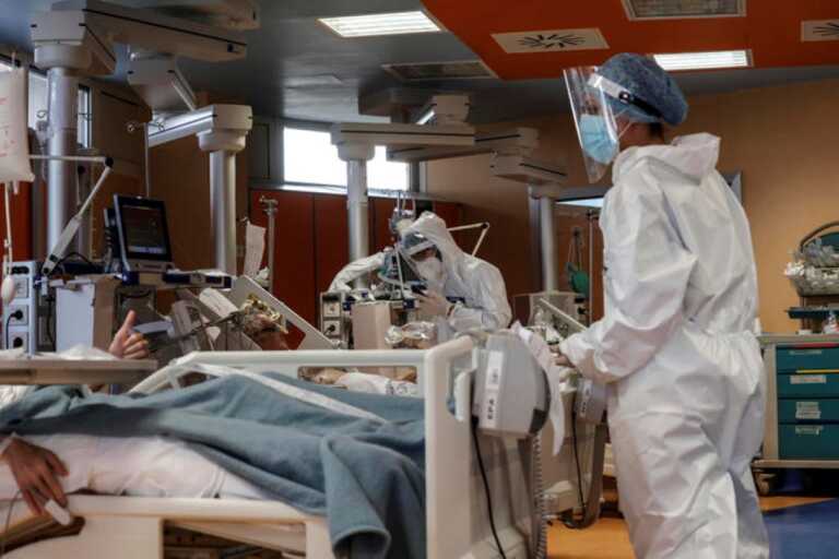 Galleria foto 'Covid, 814 nuovi positivi e un decesso in Puglia. Si svuotano gli ospedali' - foto 1