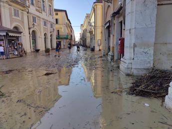 Galleria foto 'Bomba d’acqua con 400 mm di pioggia, ‘alluvione-lampo’ sulle Marche' - foto 1