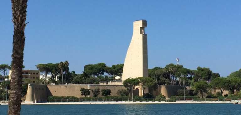 Galleria foto 'Brindisi, precipita dal muraglione del Monumento al Marinaio: 30enne muore in ospedale' - foto 1