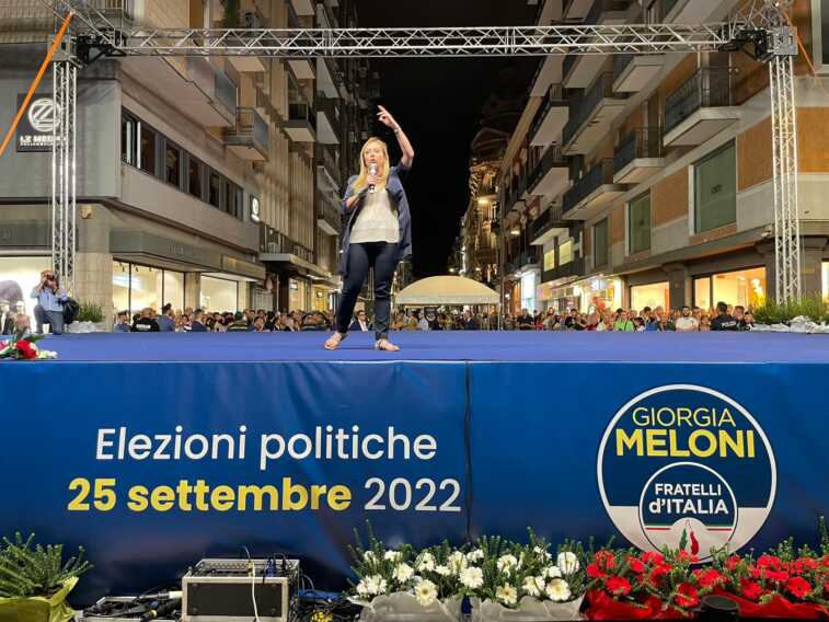 Galleria foto 'Giorgia Meloni a Bari: la piazza le dedica       lo striscione “Speriamo che sia femmina”' - foto 1