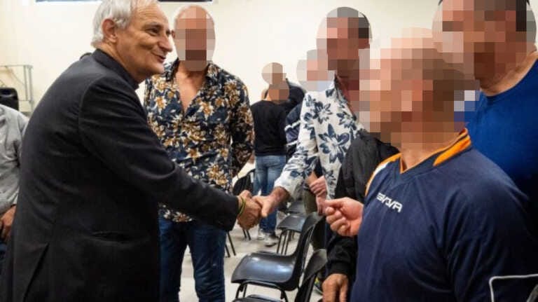 Il cardinale Zuppi visita il carcere di Matera: i detenuti hanno realizzato le sacche per il Congresso eucaristico