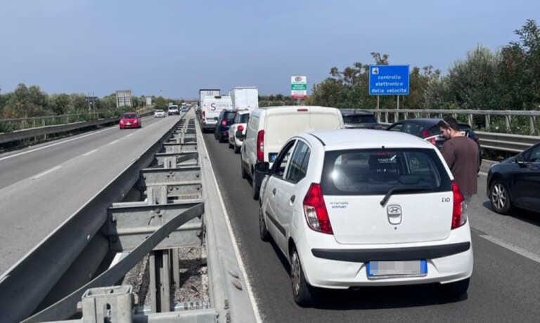 Maxitamponamento sulla statale 100: 6 feriti, quattro in codice rosso