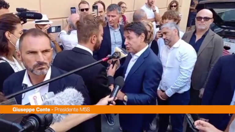 Galleria foto 'Conte canta “Bella ciao” a Genova' - foto 1