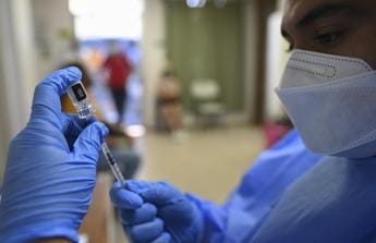 Galleria foto 'Covid, Di Perri: “Vaccini aggiornati funzionano ma ai 40enni non li darei”' - foto 1