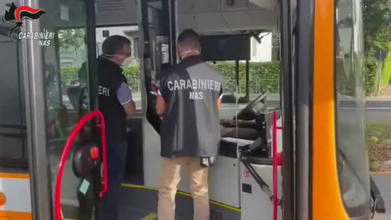 Galleria foto 'Covid, In bus e metro senza mascherine. Multati in 203' - foto 1