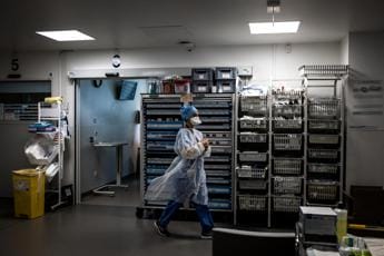 Galleria foto 'Covid Italia, -23% ricoveri: calo più alto in ultime 6 settimane' - foto 1