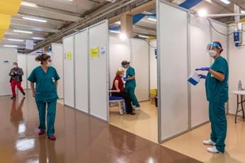 Galleria foto 'Covid Italia, si inverte curva contagi: +11,3% in ultimi 7 giorni' - foto 1
