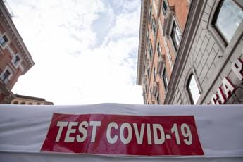 Galleria foto 'Covid oggi Lazio, 2.131 contagi e 10 morti. A Roma città 1.016 nuovi casi' - foto 1