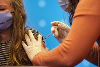 Galleria foto 'Covid, vaccini aggiornati per over 12 come quarta dose: la circolare' - foto 1