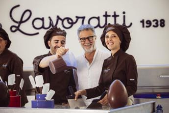 Galleria foto 'Dalla cioccolata di Fazio al vino di Sting, le star che ci prendono per la gola' - foto 1