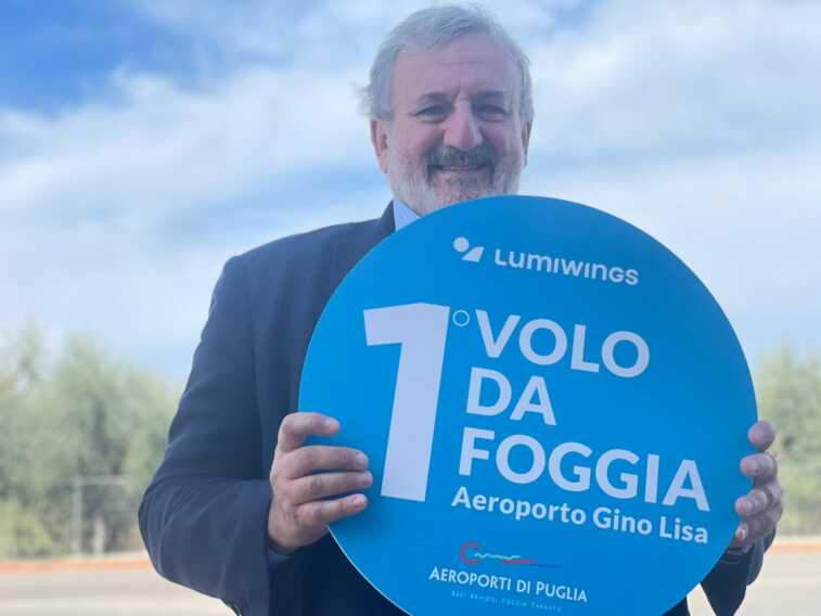 Decollato il primo volo da Foggia per Milano: a bordo anche Raffaele Piemontese – FOTO e VIDEO