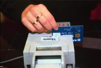 Galleria foto 'Detraibilità spinge consumatori a usare bancomat e carte, 327 mld spesi in 2021' - foto 1