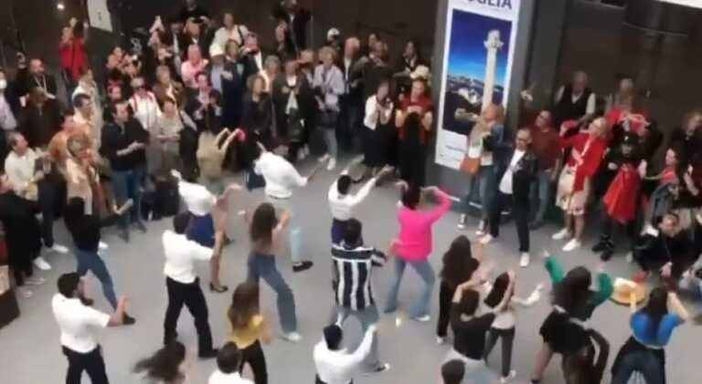 Galleria foto '“Il sogno italiano” fa tappa in Puglia: 100 diplomatici ballano all’aeroporto di Brindisi – VIDEO' - foto 1