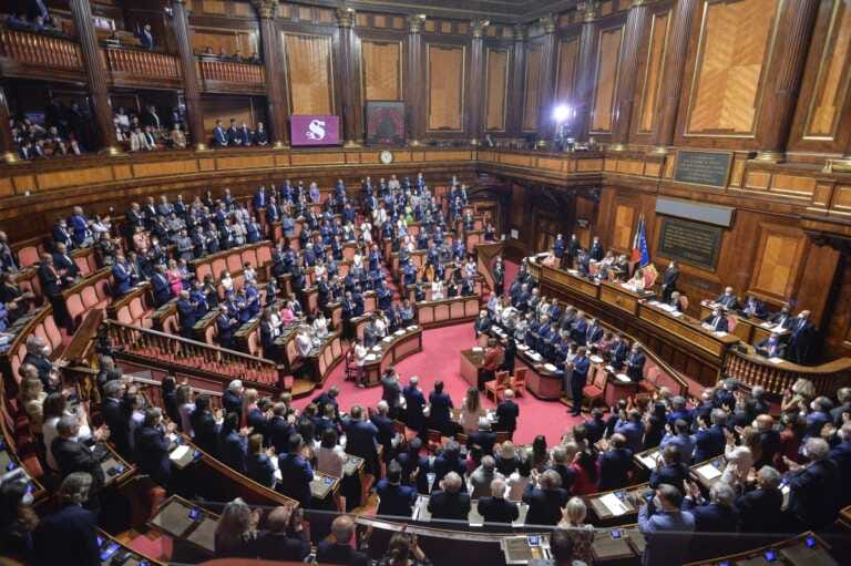 Galleria foto 'Dl Aiuti, via la norma che toglieva tetto stipendi dei manager pubblici' - foto 1