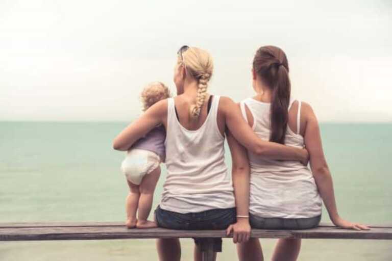 La bimba ha diritto a 2 mamme anche dopo la separazione: la sentenza del Tribunale di Bari