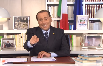 Galleria foto 'Elezioni 2022, Berlusconi dà del tu agli elettori: “Ciao, sei contento?”' - foto 1