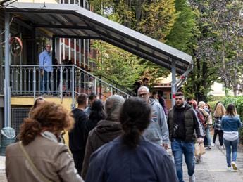 Galleria foto 'Elezioni 2022, code e polemiche per il ‘tagliando antifrode’' - foto 1