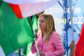 Galleria foto 'Elezioni 2022, folla di cronisti e fotografi: Meloni rinvia il voto' - foto 1