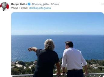 Galleria foto 'Elezioni 2022, Grillo posta foto con Conte: “Verso il 2050”' - foto 1
