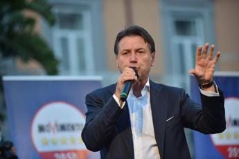 Galleria foto 'Elezioni 2022, M5S chiude campagna: attesa per Conte a piazza SS Apostoli' - foto 1