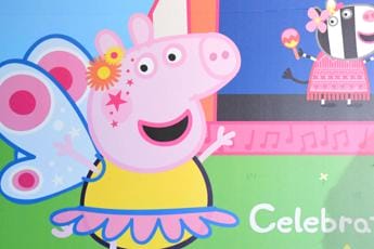 Galleria foto 'Elezioni 2022, Peppa Pig irrompe in campagna elettorale e anima polemica tra leader' - foto 1