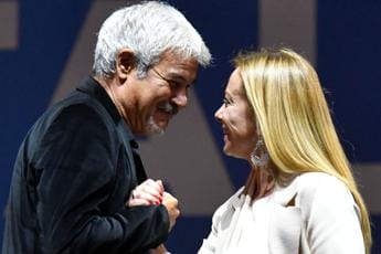 Galleria foto 'Elezioni 2022, Pino Insegno sul palco di Roma presenta Giorgia Meloni' - foto 1