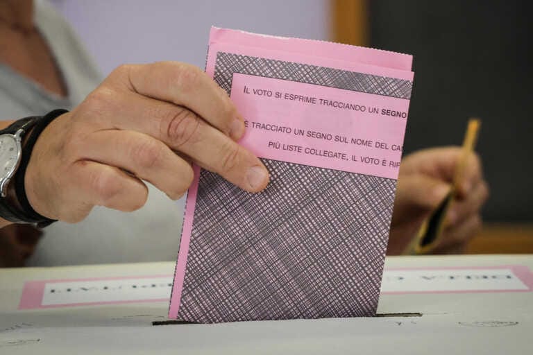 Galleria foto 'L’Italia al voto: alle 19 affluenza al 51%, in calo rispetto al 2018' - foto 1
