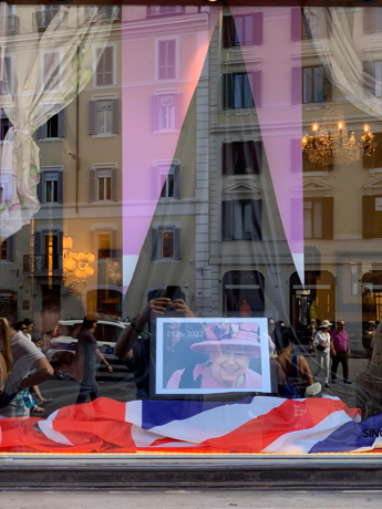 Galleria foto 'Elisabetta: Babingtons a piazza di Spagna chiude per lutto e dedica la vetrina alla Regina' - foto 1