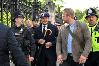 Galleria foto 'Elisabetta, Beckham in fila 12 ore per camera ardente' - foto 1