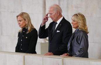 Galleria foto 'Elisabetta, Biden in vista alla camera ardente' - foto 1