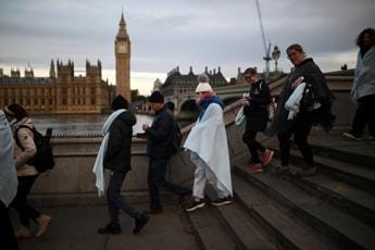 Galleria foto 'Elisabetta, europeisti e conservatori: chi sono i britannici in coda' - foto 1