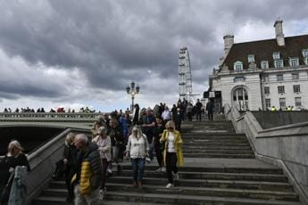 Galleria foto 'Elisabetta, fila di 7 km per l’omaggio: l’attesa è di 11 ore' - foto 1