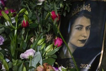 Galleria foto 'Elisabetta II, le regole per la camera ardente: niente fiori e silenzio per la Regina' - foto 1