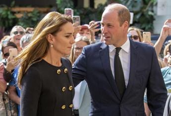 Galleria foto 'Elisabetta, la monarchia esce dal lutto: William e Kate nel Galles' - foto 1