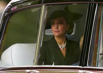 Galleria foto 'Elisabetta, perle come lacrime: Kate omaggia la regina indossando i suoi gioielli' - foto 1