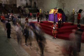 Galleria foto 'Elisabetta, uomo si avvicina al feretro: arrestato' - foto 1