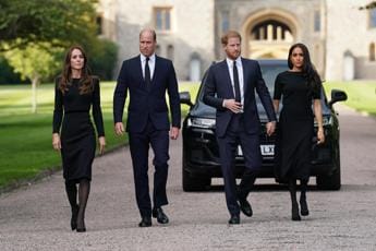 Galleria foto 'Elisabetta, William e Kate con Harry e Meghan: riuniti in omaggio alla regina' - foto 1