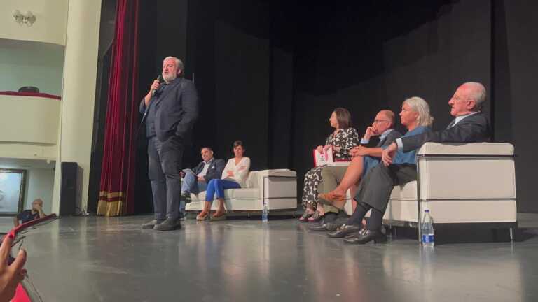 Elezioni, è bufera sulle parole di Emiliano. Lui si difende citando il dizionario