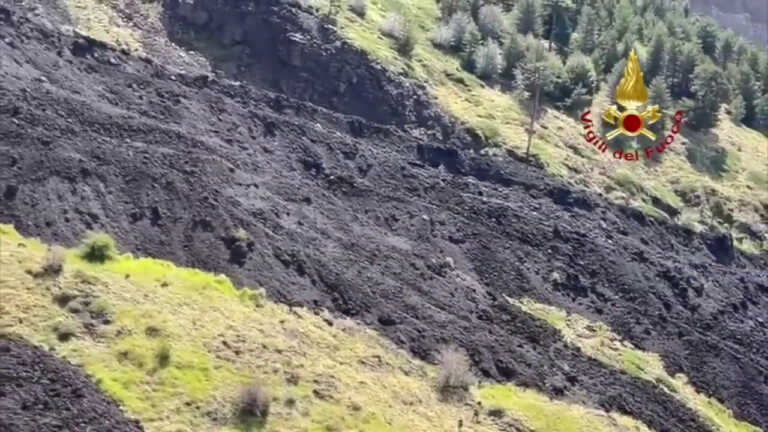 Galleria foto 'Escursionista in difficoltà sull’Etna, soccorso dai vigili del fuoco' - foto 1