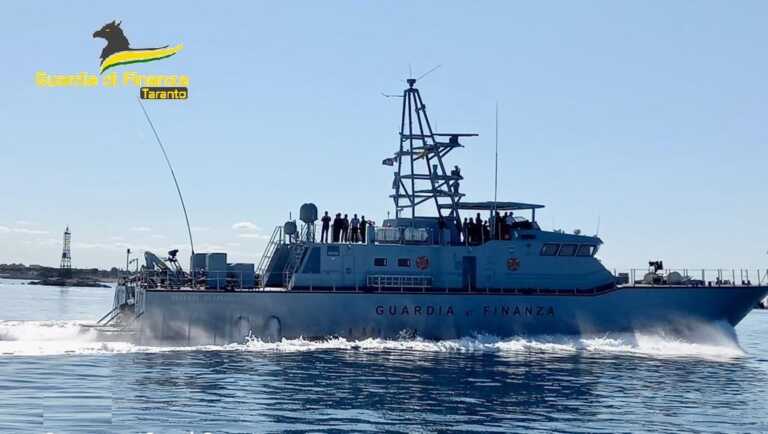 Galleria foto 'Taranto, esercitazione aeronavale della Guardia di finanza nelle acque della città' - foto 1