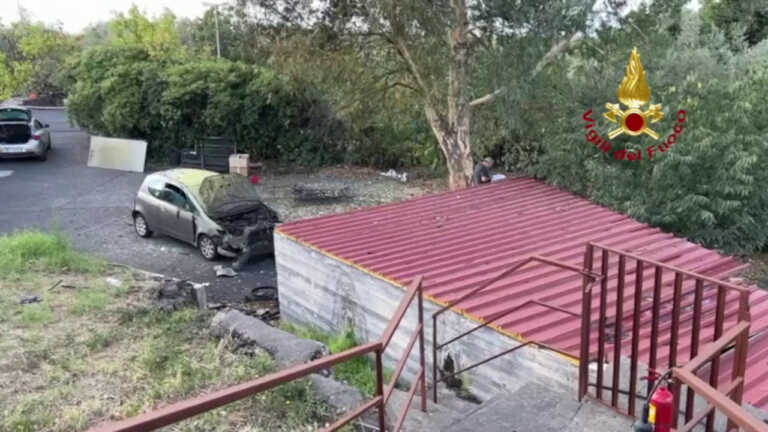 Galleria foto 'Esplosione in una fabbrica di fuochi d’artificio nel Catanese, 1 morto' - foto 1