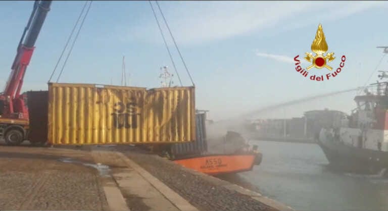Esplosione nel porto di Crotone: il ferito trasportato al Policlinico di Bari. È ancora grave